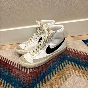 Nike Woman’s Blazer Mid ‘77